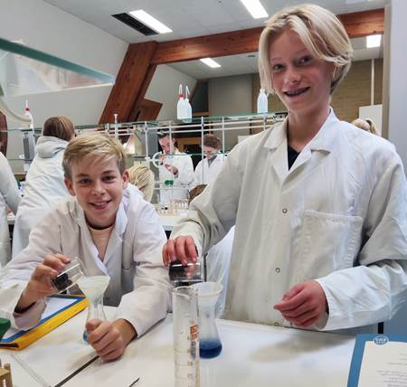 Aan de slag tijdens practicum chemie