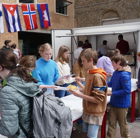 Ouderraad trakteert met lekkere frietjes