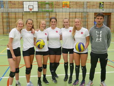 Prima prestatie van volleymeisjes