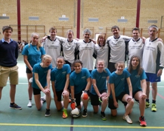 Spannende match tussen meisjes en leerkrachten Spannende match tussen meisjes en leerkrachten