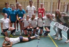 Volleymeisjes kloppen leerkrachten