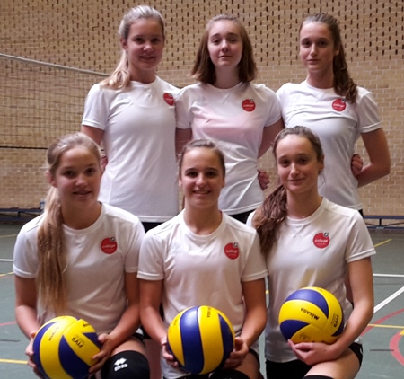 Volleymeisjes nipt onderuit Volleymeisjes nipt onderuit
