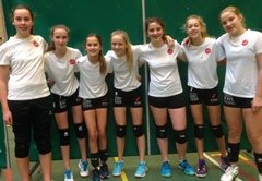 Volleymeisjes naar volgende ronde Volleymeisjes naar volgende ronde